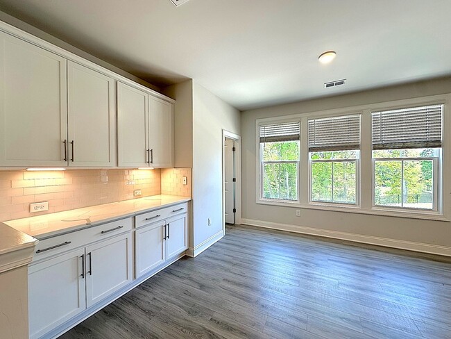 Building Photo - SPACIOUS TOWNHOME