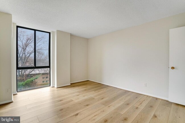 Building Photo - 2300 Pimmit Dr