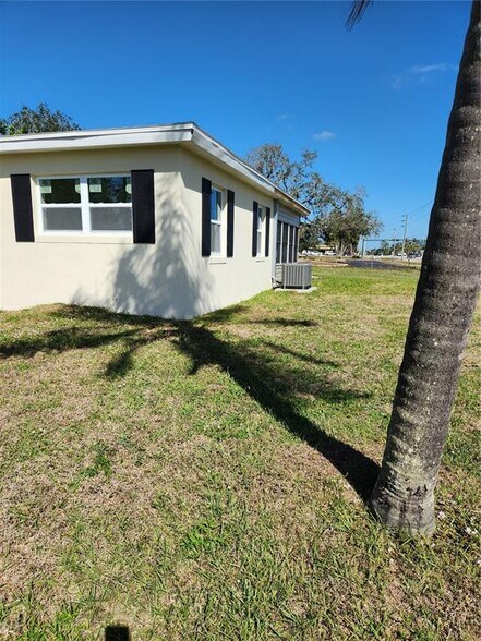 Building Photo - 8010 Hyde Park Ave