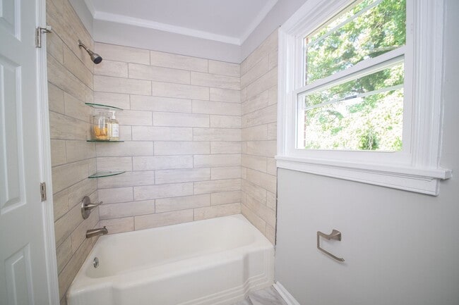 Building Photo - 3 Bedrooms, 2 Bathrooms on Colonial Avenue in Colonial Heights! Must SEE!!!