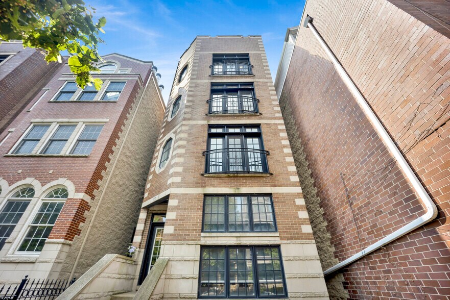 Building Photo - 911 W Roscoe St