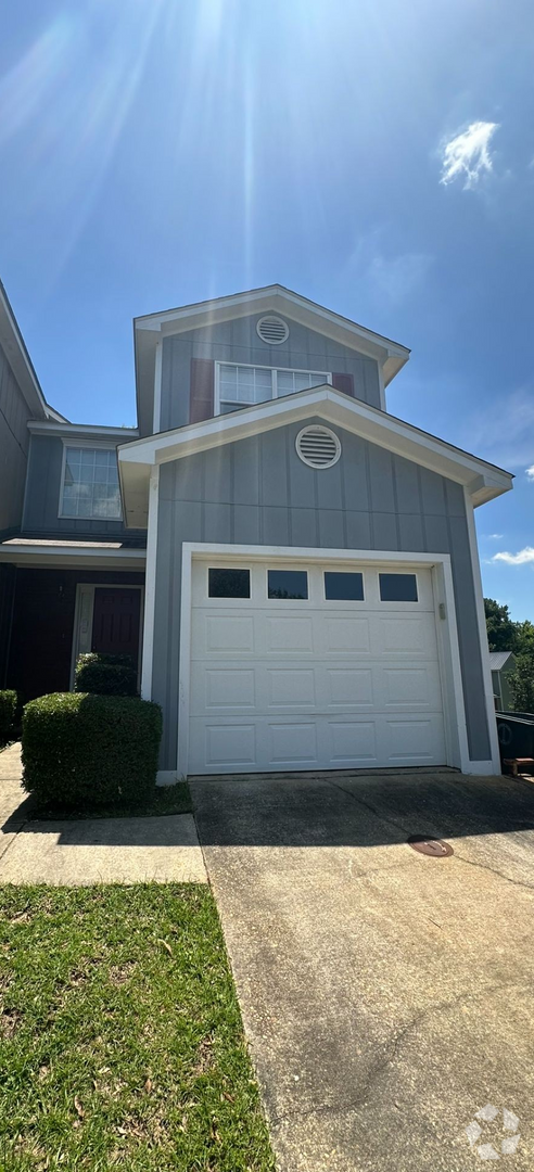 Building Photo - Briarwood West!  End Unit!
