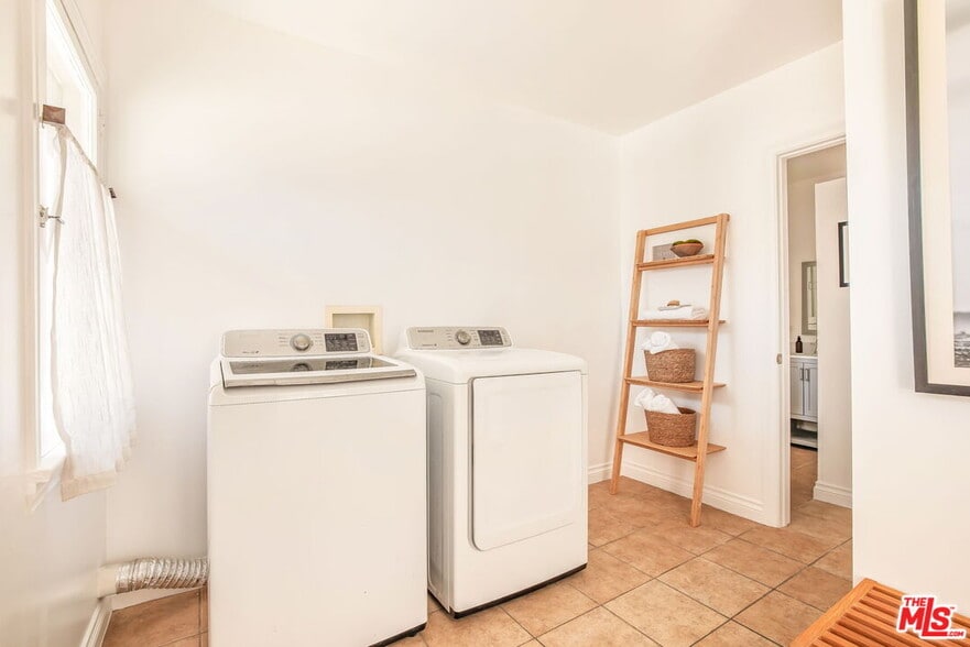 Laundry room - 842 S Sycamore Ave