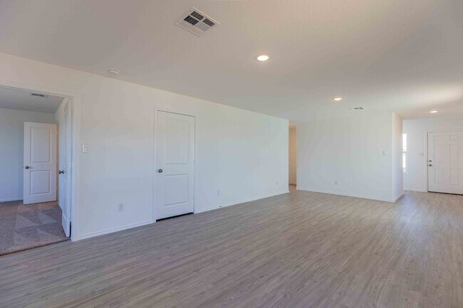 Building Photo - 9143 Coronal Rings