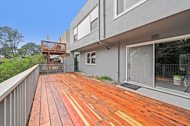 Building Photo - Light Filled Newly Remodeled Home w/ Fanta...