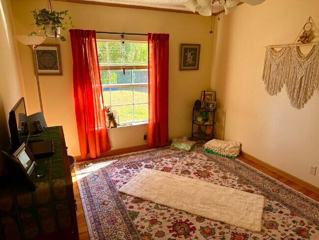 Building Photo - Discover this adorable 3-bedroom, 2-bathroom home nestled in a country setting
