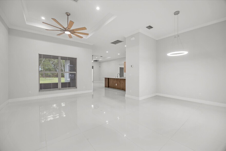 Building Photo - 419 SW Namoit Pl