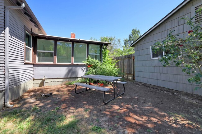 Building Photo - 4 bedroom bungalow near U of O and downtow...