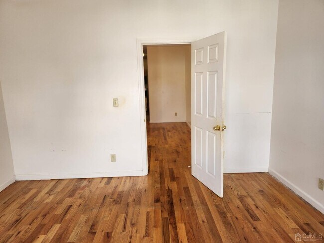 Building Photo - 68 Llewellyn Ave