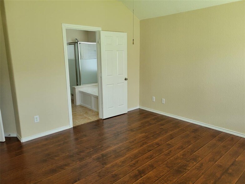 master bedroom - 6110 Moran Crest Dr