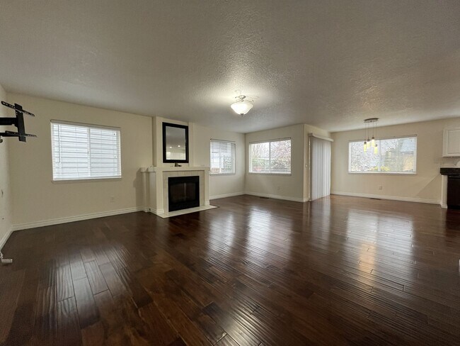 Building Photo - Grand 5 Bedroom Home Featuring 19ft Ceilings, Family Room & Main-Level Suite