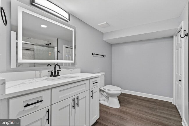 Building Photo - 2403 Kingsway Rd