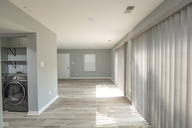 Building Photo - 8283 Sobax Dr