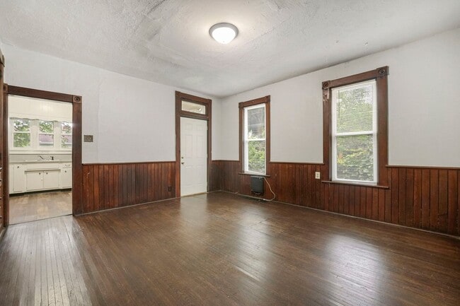Building Photo - NEW LISTING -5 BEDROOM HOUSE!