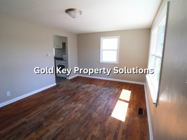 Building Photo - Eastside 3 BR 1 BA House with Garage and Central Air (SECTION 8 APPROVED)