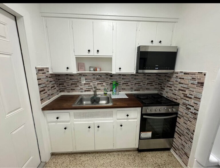 Building Photo - 3315 SW 9th Ter