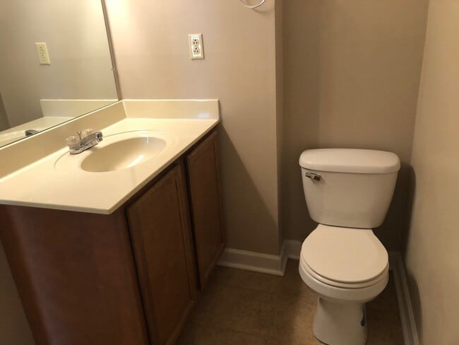 Building Photo - 102 C Kingsbury Ct 1/2 off 1st months rent