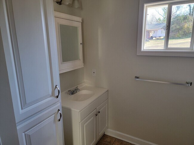 Building Photo - 2 Bedroom 1 Bathroom House