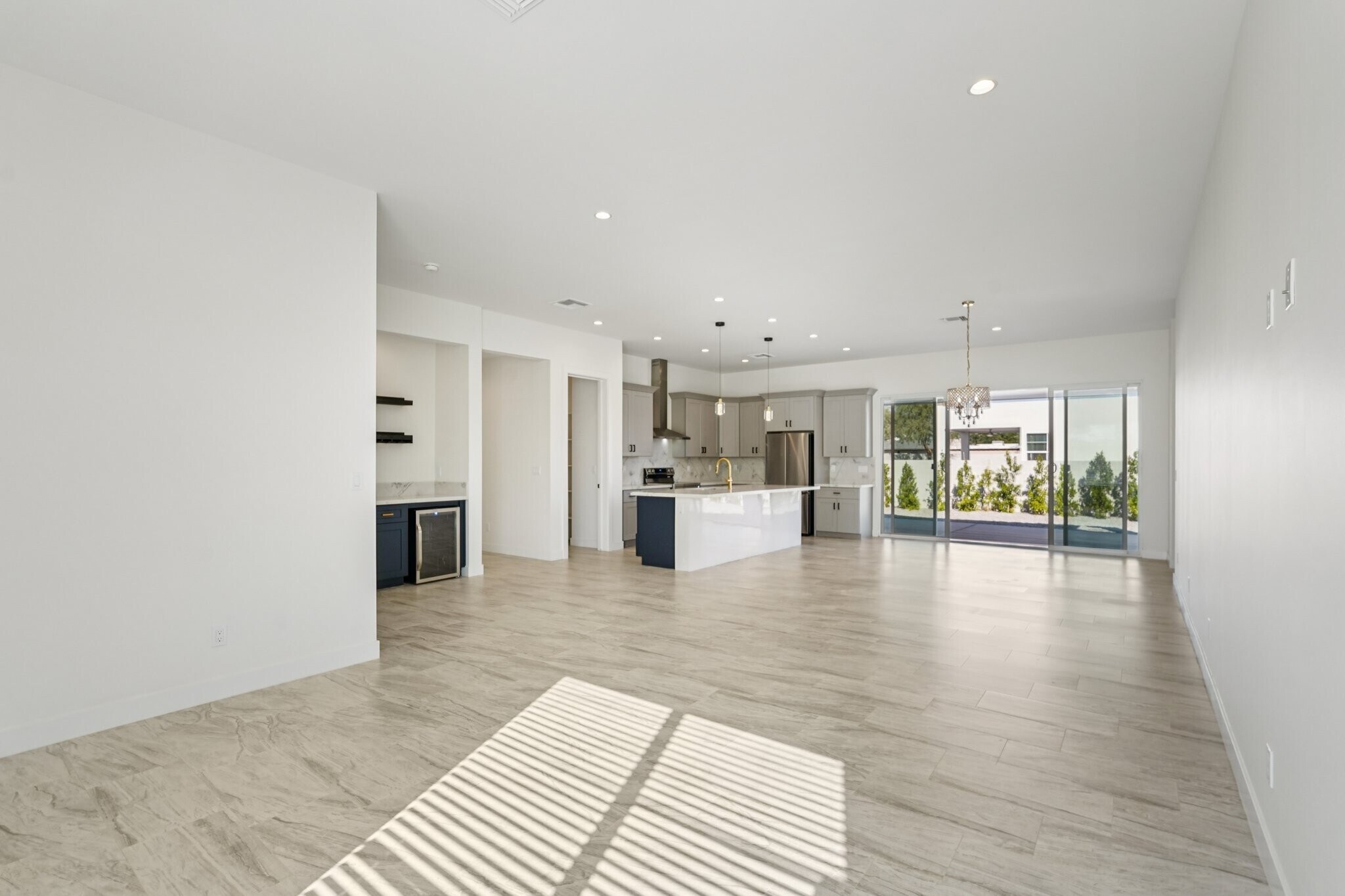 Building Photo - 910 E Roma Ave