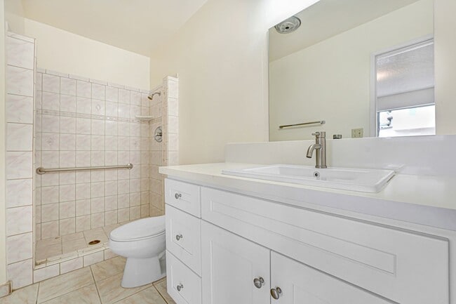 Building Photo - 913 Clay Ct