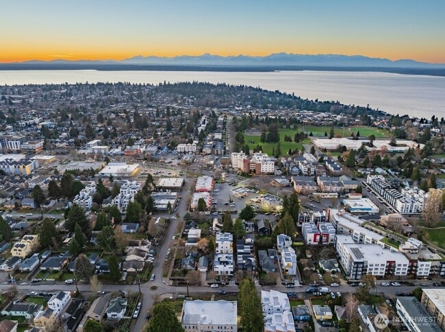 Building Photo - New Luxury Townhome in Seattle 3bed/2bath ...