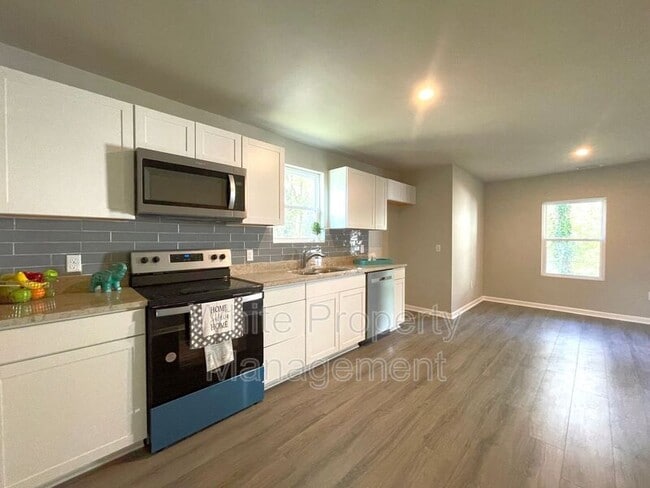 Building Photo - 706 Hillside St