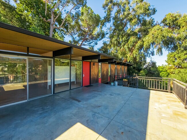 Building Photo - 1404 Oak Grove Dr