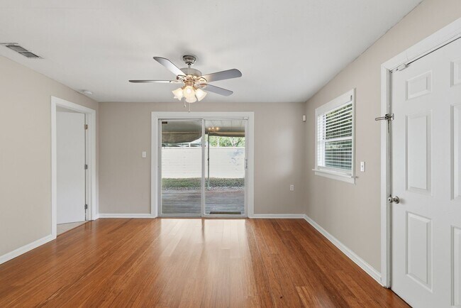 Building Photo - Quiet neighborhood, Centrally located, 3 bedroom 2 bath home in NW
