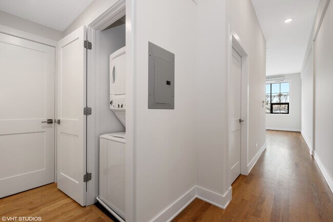 Building Photo - Top Floor 1 Bed 1 Bath Pet Friendly New Co...