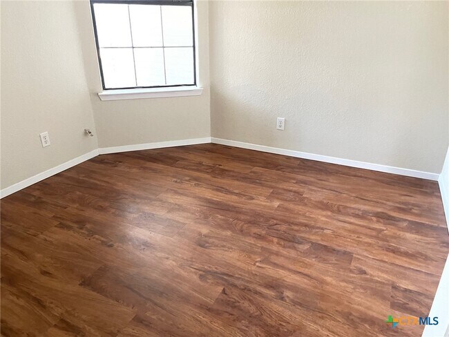 Building Photo - 2301 Timberline Dr