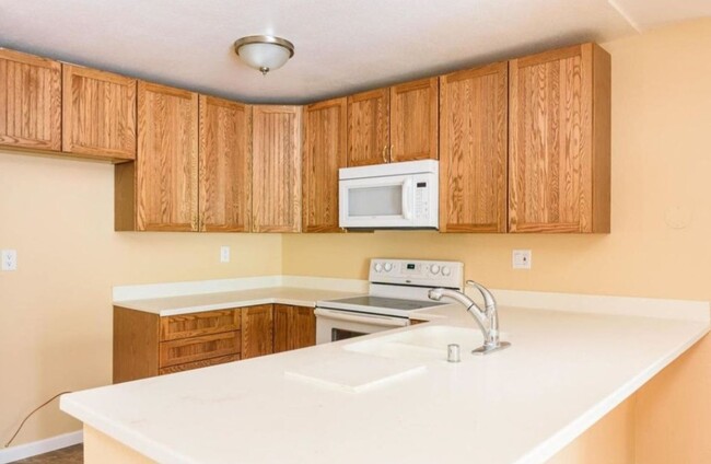 Building Photo - Spacious and Comfortable Condo -  A/C - Ce...