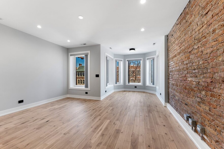 Building Photo - 7726 N Eastlake Ter