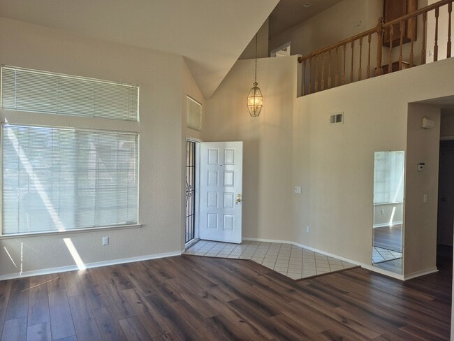 Building Photo - Adorable 3 bedroom 2.5 bath home