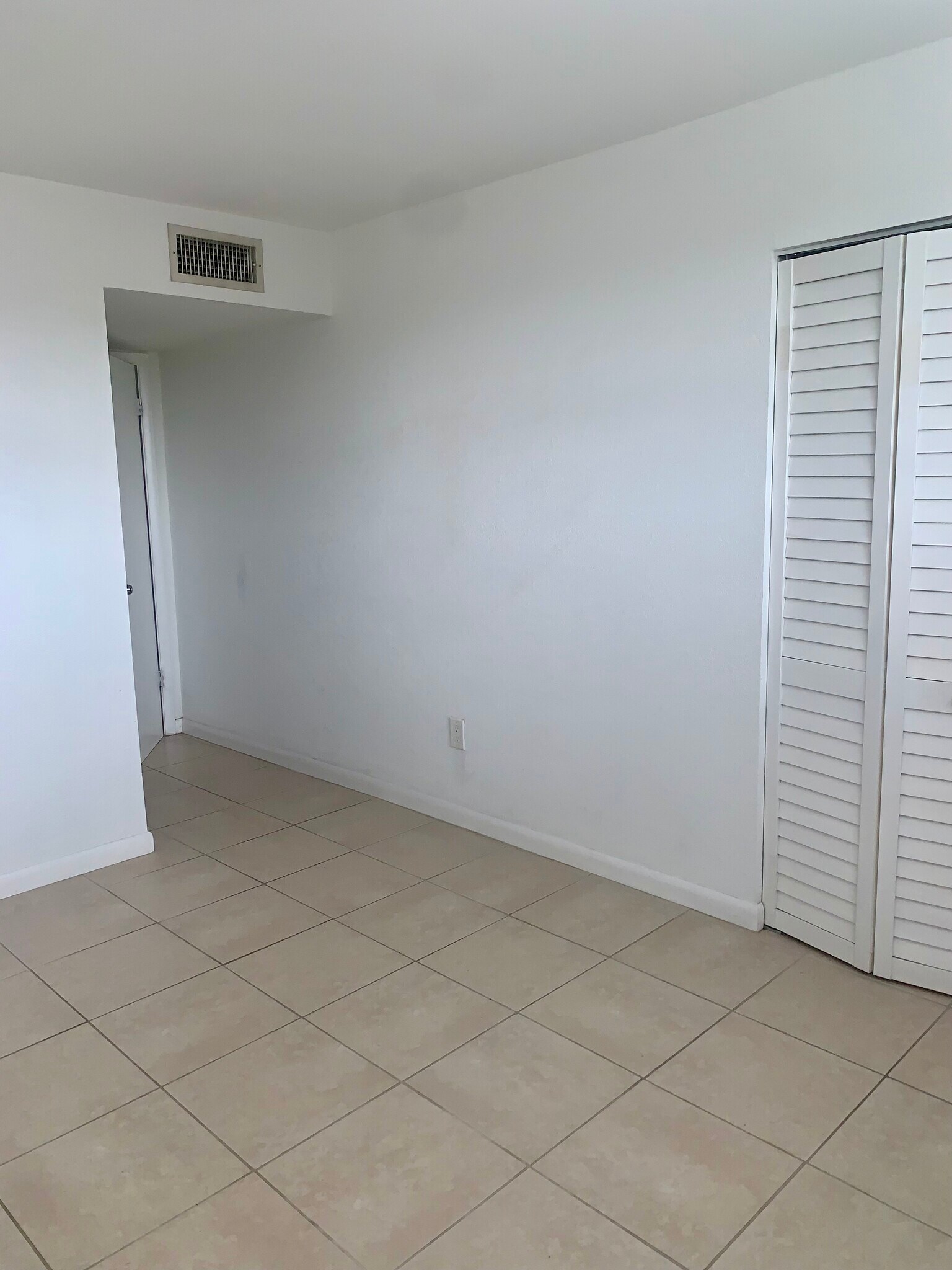 Building Photo - 1255 W 53rd St