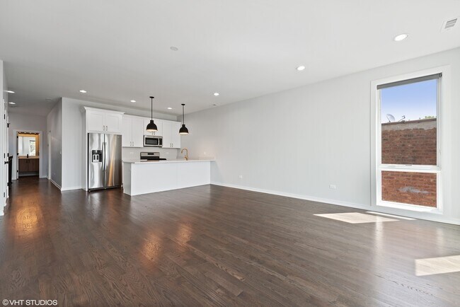 Building Photo - 648 E Bowen Ave