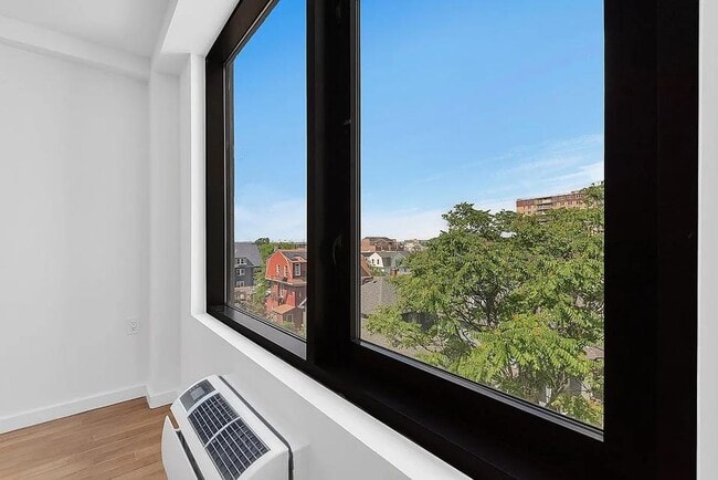 Building Photo - 91-16 Shore Front Pkwy