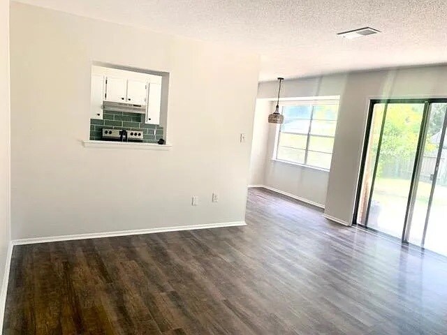 Building Photo - 21 Greenbriar Dr