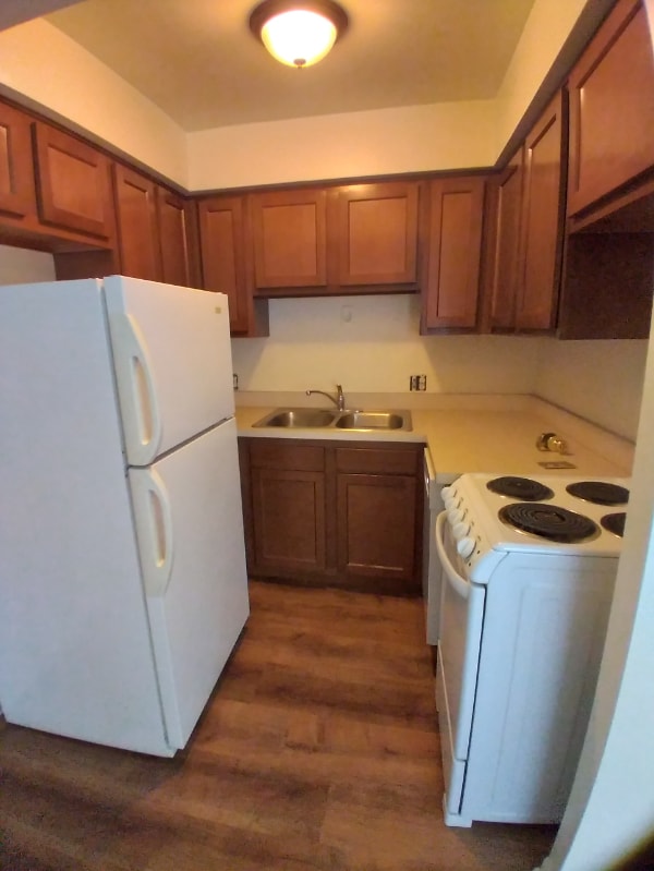 Building Photo - 2483 E Maple Rd