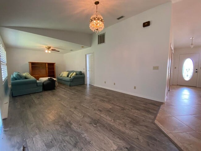 Building Photo - Spacious 3/2 in Holly Hill