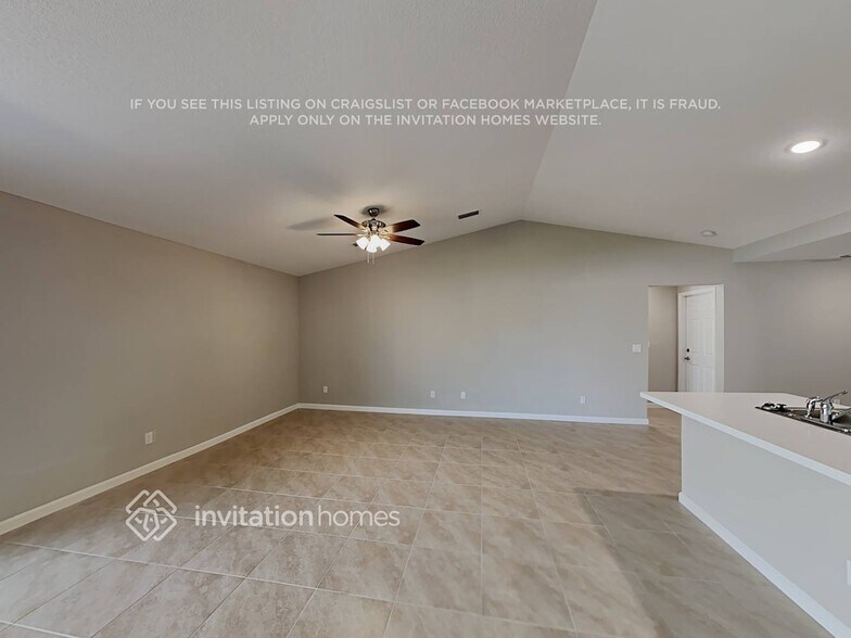 Building Photo - 373 NW Avens St