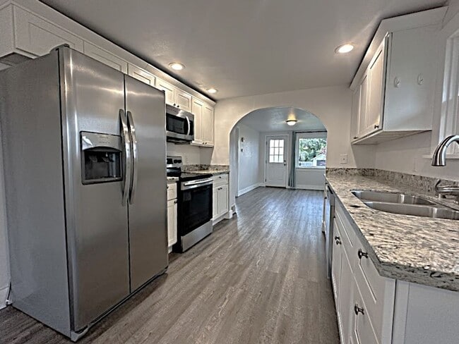 Building Photo - Cozy Meets Chic – 2BR Home with Outdoor Bliss!