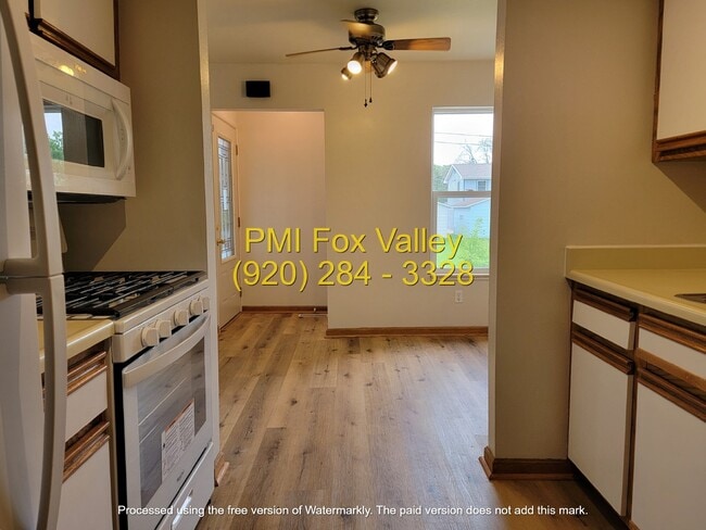 Building Photo - Newly Refurbished 2-Bed, 1.5-Bath Condo Oshkosh