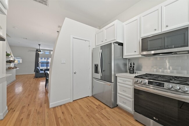 Building Photo - 8715 Meadowcroft Dr