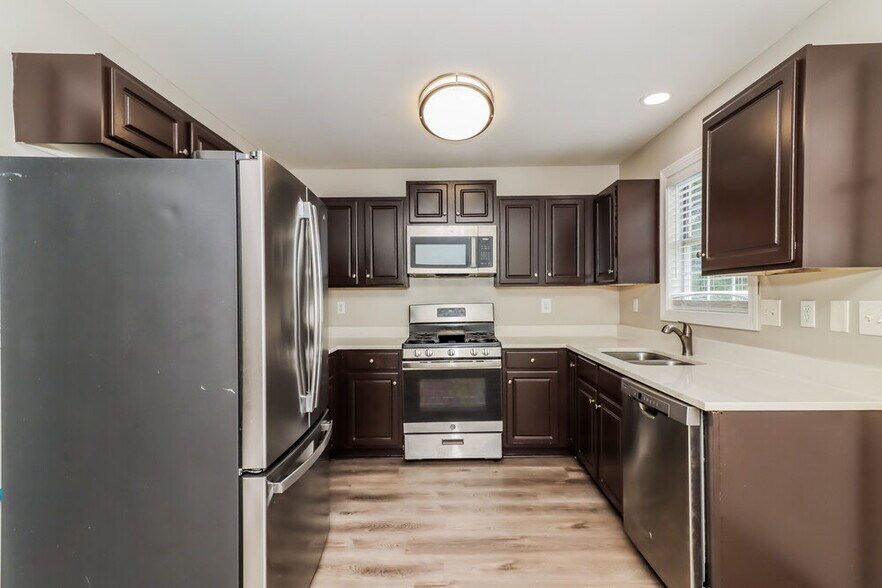 Building Photo - 2840 Ivanhoe Ln