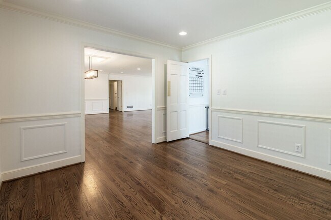 Building Photo - Mountain Brook Living: 3BR Main, Hardwoods...