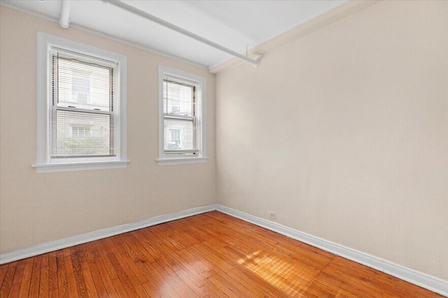 Building Photo - 1421 W Farwell Ave