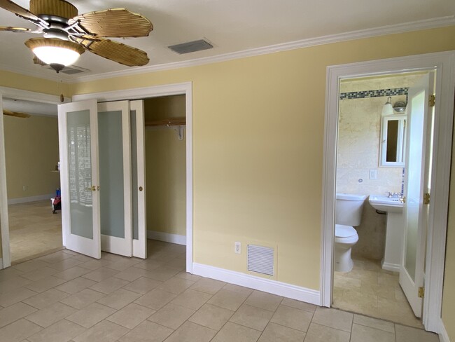 Master bedroom with walk-in shower - 4225 SE 19th Ave