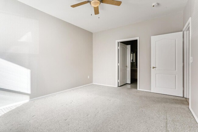 Building Photo - Northwest 1st Floor Condo in a Gated Community