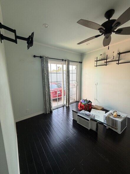 Building Photo - 1114 W 57th St
