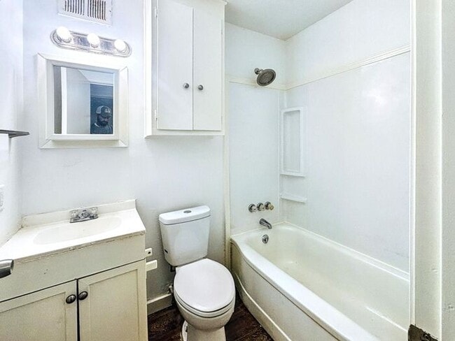 Building Photo - Charming 3-Bedroom Home with Modern Comfor...